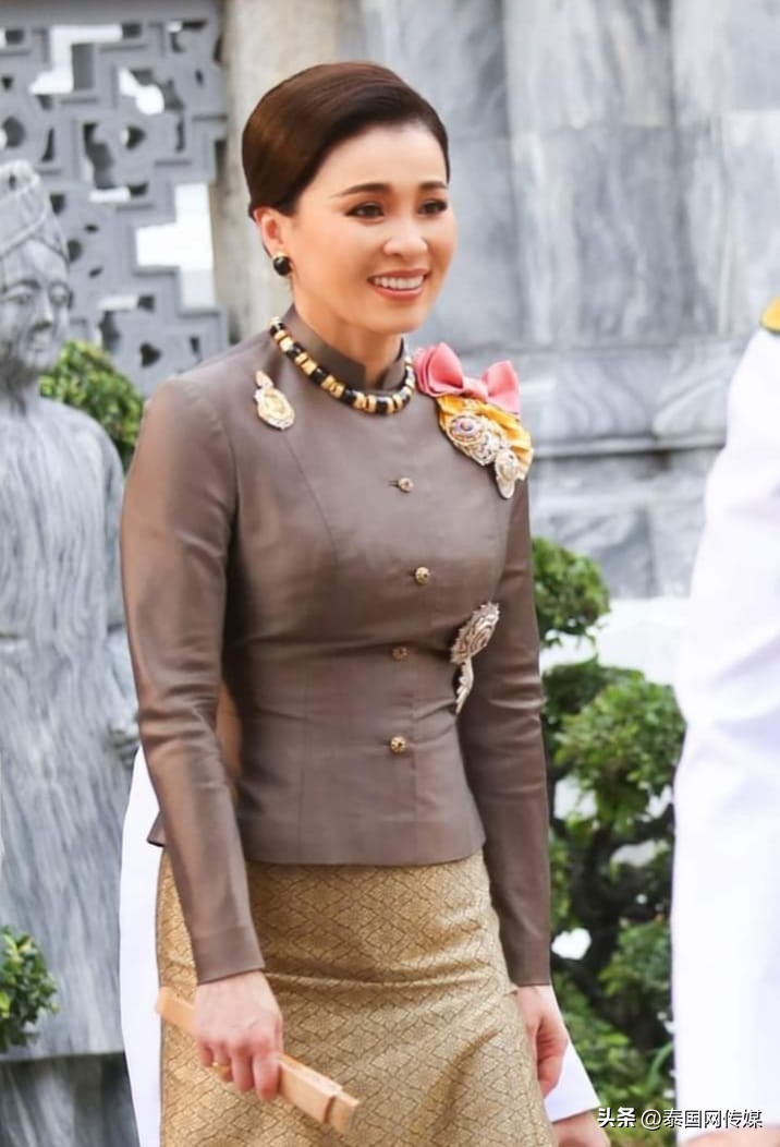 泰国王后参加王室纪念活动,泰国国王和王后新春祭祀活动