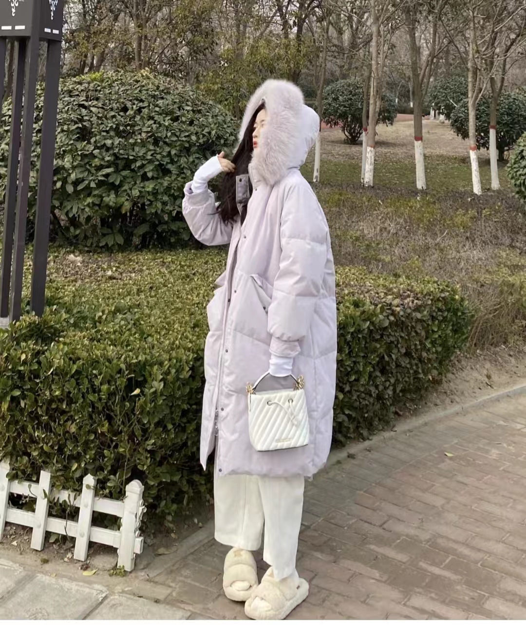 冬季穿什么颜色的羽绒服最百搭,流行的冬季羽绒服颜色搭配