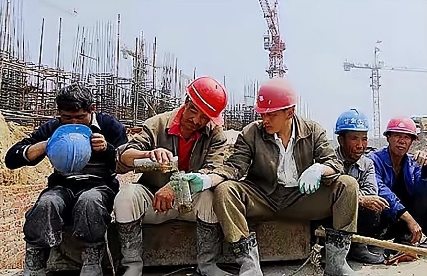 小伙卖彩票一年挣80亿,拾荒男子桥洞研究彩票完整视频