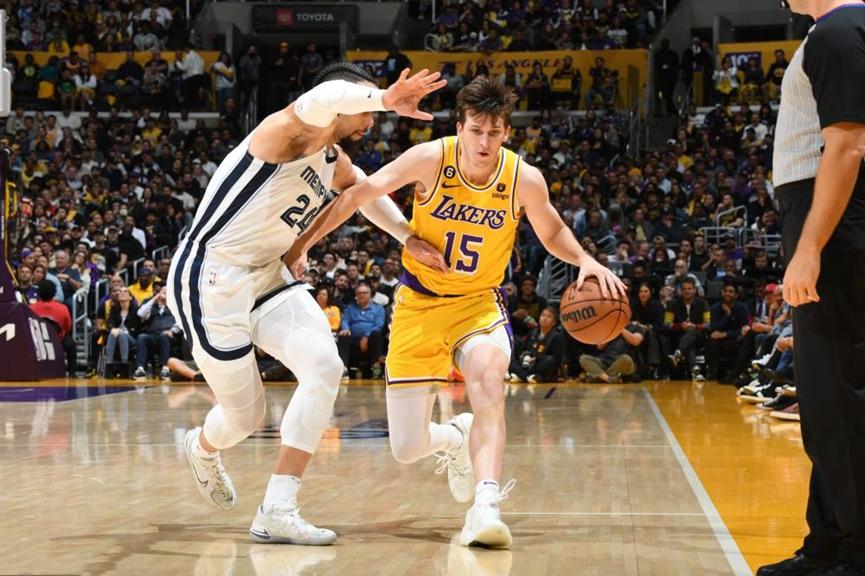 众人评价詹姆斯关键绝平2分,詹姆斯绝平三分踩线引争议