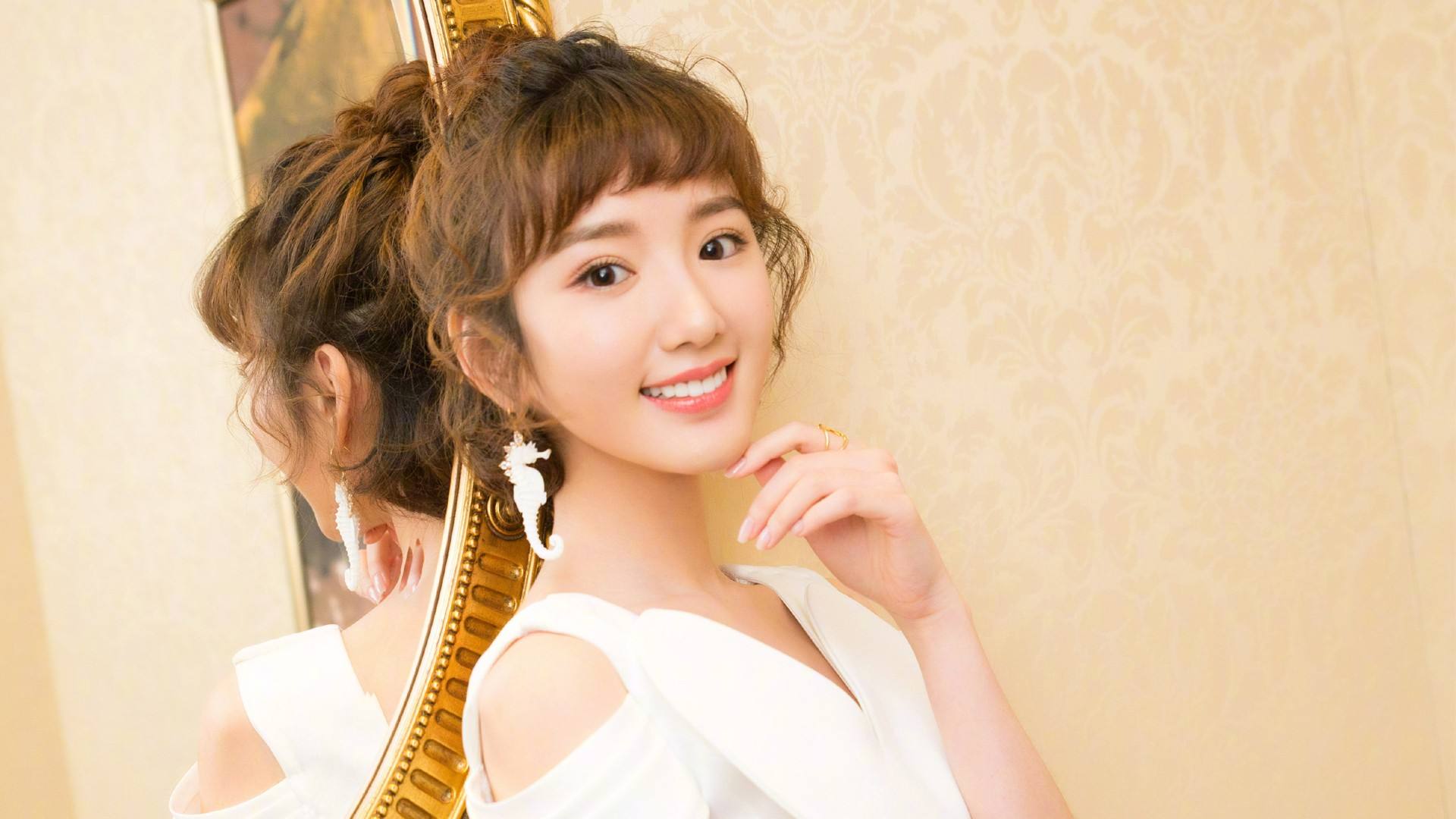 毛晓彤：曾经被父亲抛弃扔垃圾桶，成名后父亲索要5000万赡养费