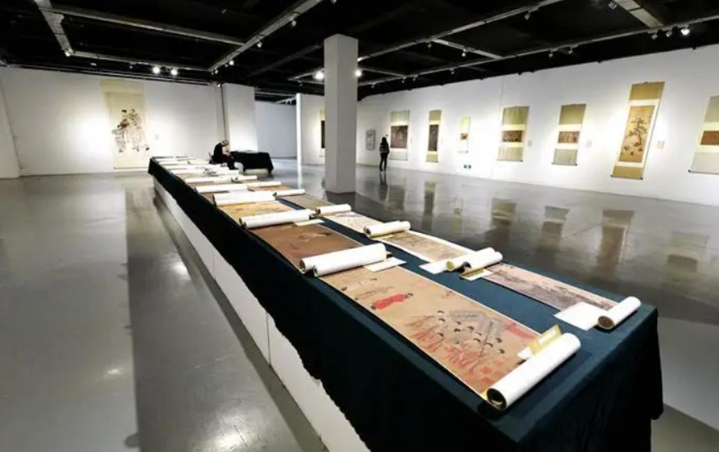 男子花10万块买下12幅画,男子花12000买的一幅画