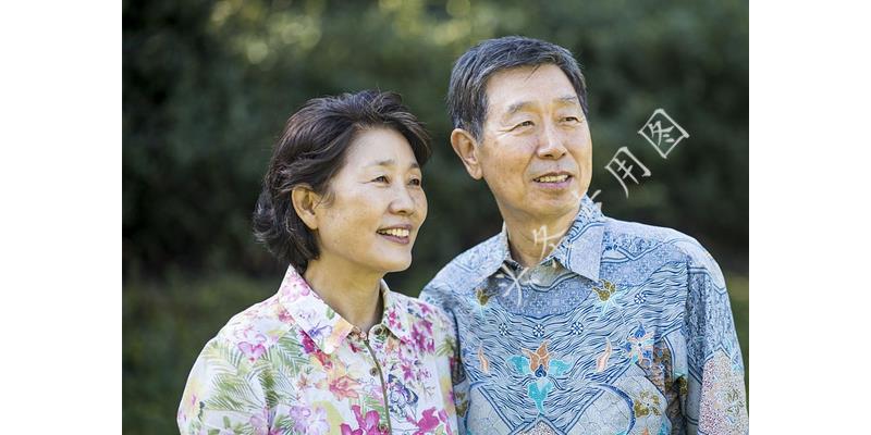 “姐，妈住院了，给5万”“你啥时候换妈了？我陪我妈逛街呢”