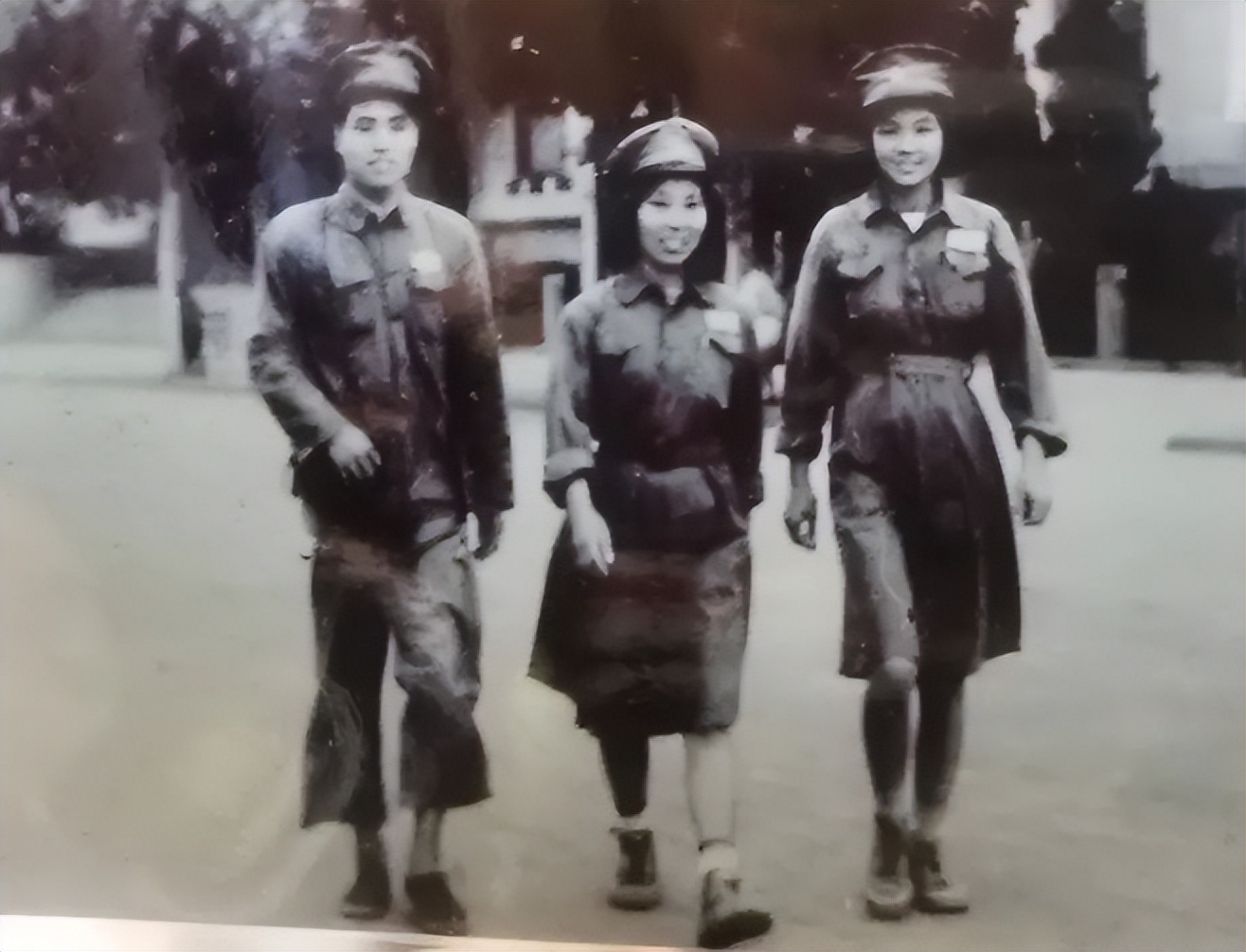 1956年女大学生错过烈士陵园开放时间，哭求大爷：让我进去见见他