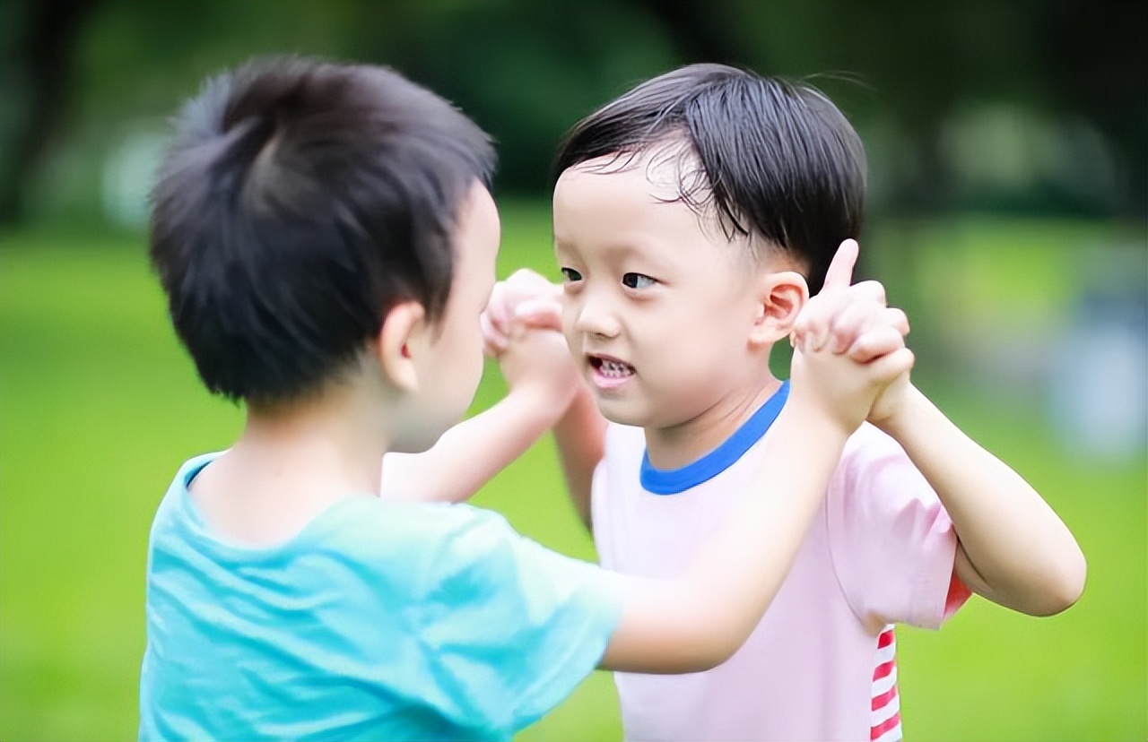 孩子玩的室内游乐场被打,孩子玩耍时老是被另外一个孩子打