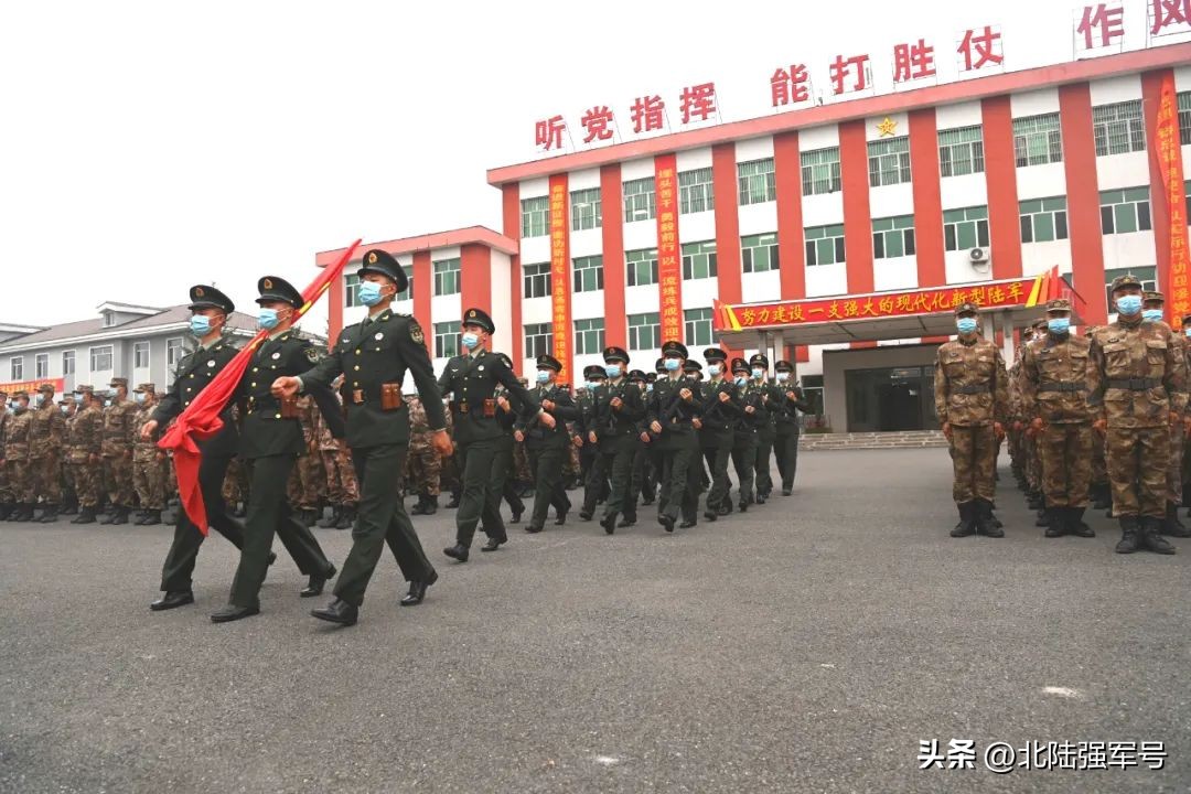 敬礼鲜艳的五星红旗,鲜艳五星红旗下敬礼视频