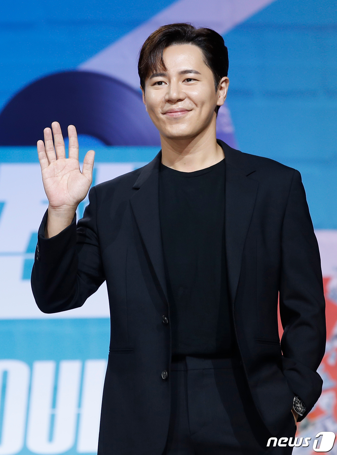 首尔大作战刘亚仁评价宋旻浩演技,刘亚仁首尔大作战有哪几套衣服