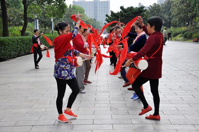 广场舞是如何赚钱的,现在的广场舞怎么赚钱的