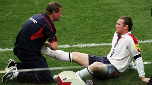 2004年鲁尼吃到红牌,鲁尼曼联十大经典时刻