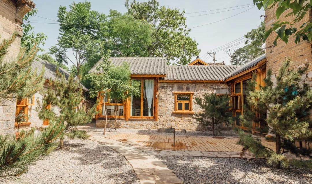 神仙眷侣辞掉高薪工作，爆改废弃山谷，悬崖高空造无边恒温泡池