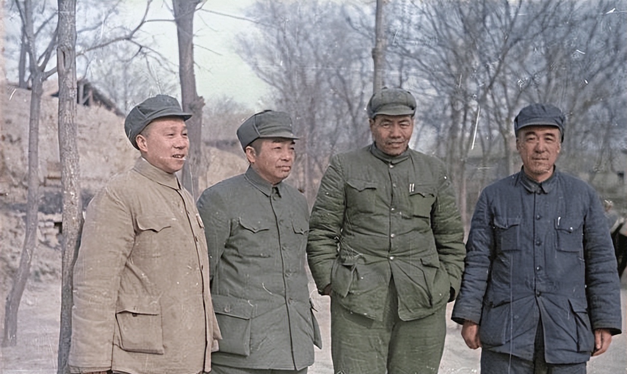 八路军、新四军的军服到底是灰色还是黄色？