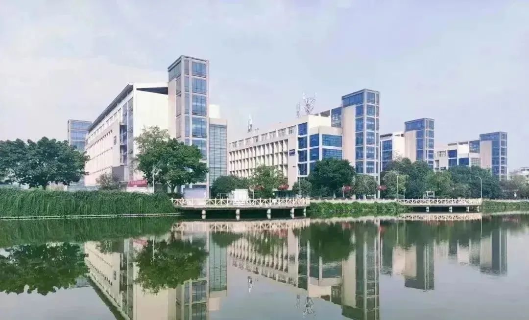 美翻了，四川高职院校风景如画，在这读书好巴适！