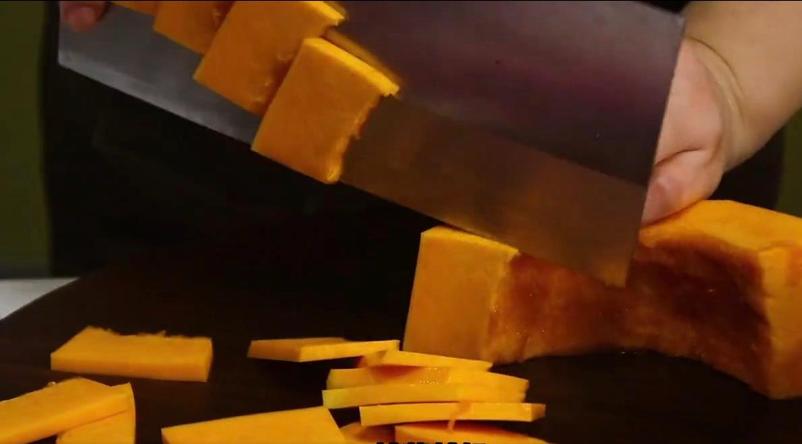 南瓜这样做香甜软糯大人孩子都爱,南瓜这样做孩子一次能吃3个