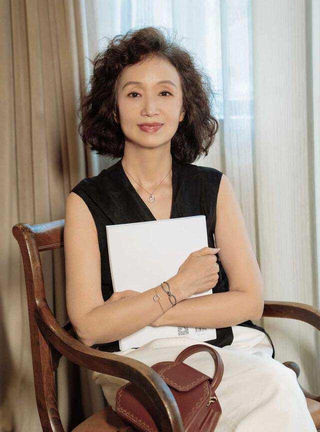 不挑年龄的女士烫头发,五十岁以上女士烫头发怎么烫好看