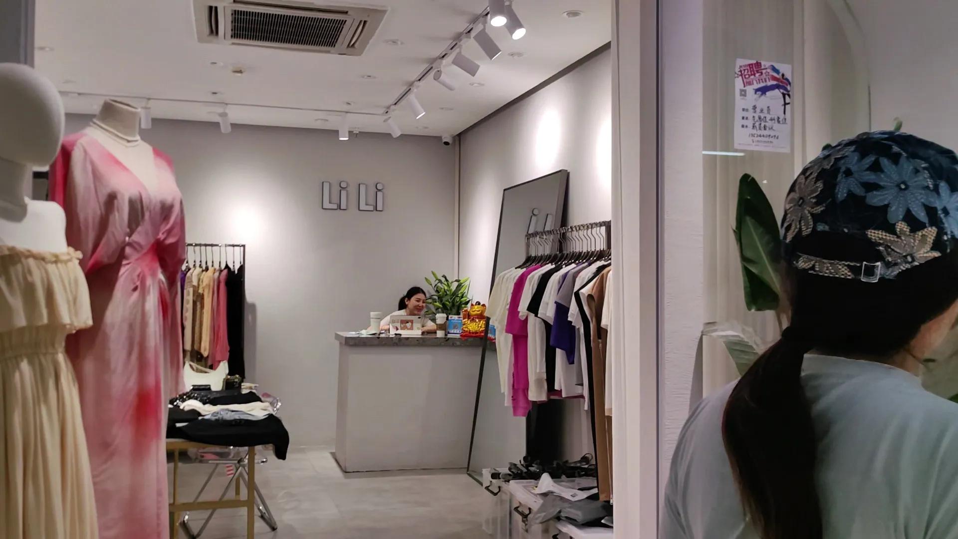 买了个寂寞，魔都衣服好贵啊，俩个中年少女的一天