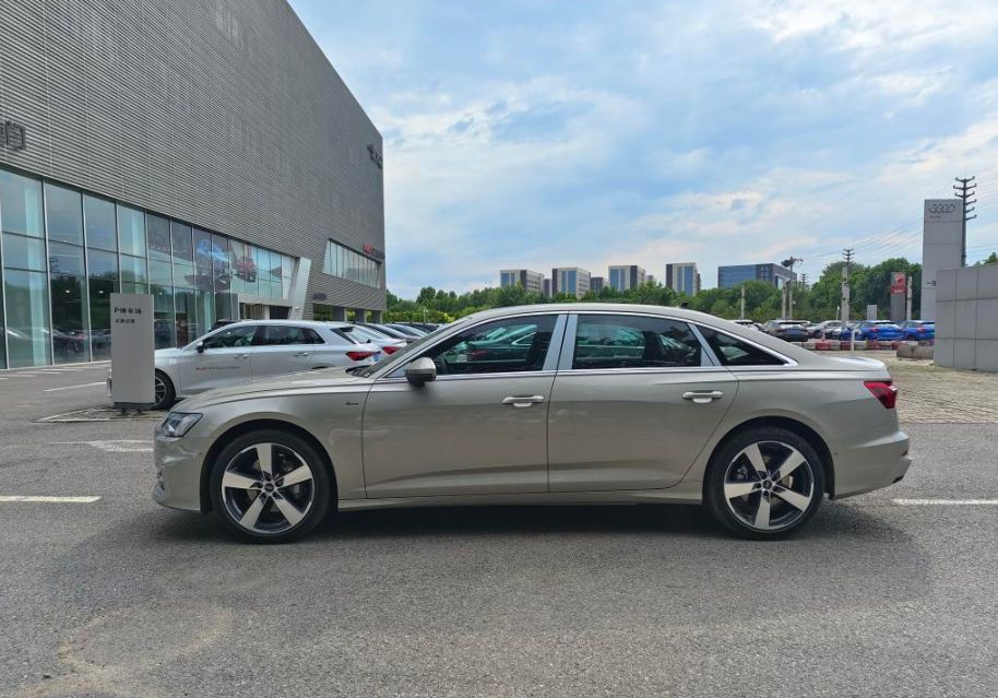 外观更加年轻新款奥迪a6l实车曝光,燃油版a6