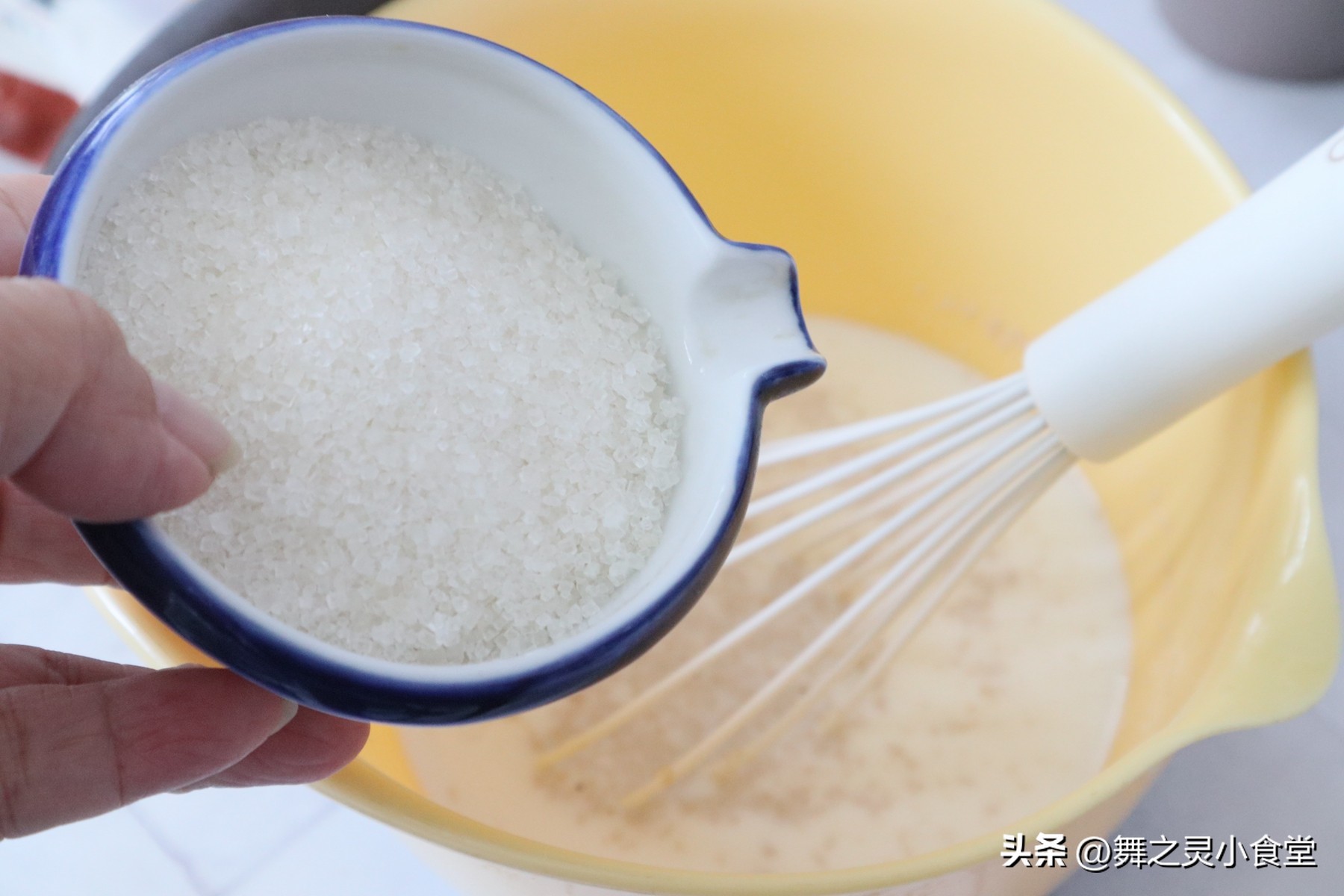 用牛奶和米粉做蛋糕,用米粉做蒸糕不加牛奶和鸡蛋