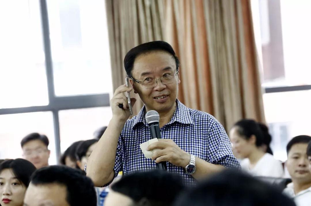 与书相伴与智慧同行,与书相伴静静地享受这段时光