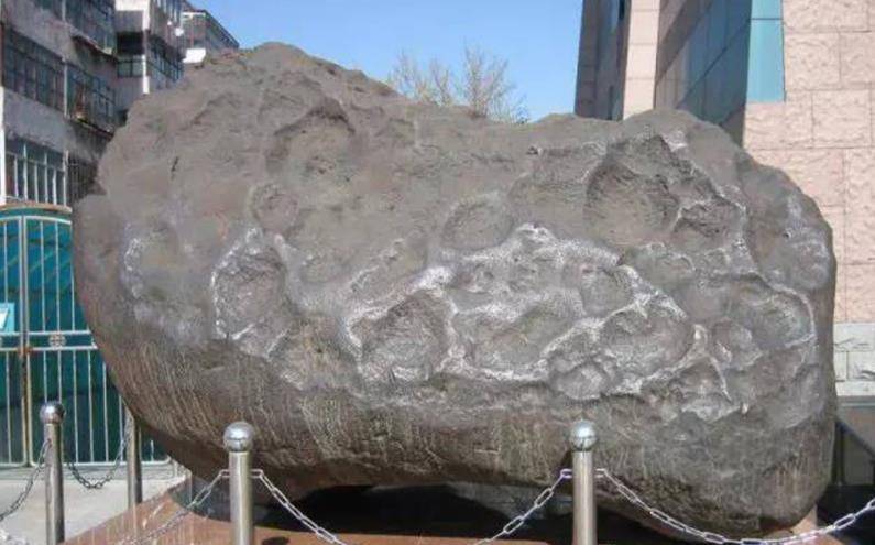 新疆一牧民发现17吨重陨石,最近新疆发现的最贵的陨石