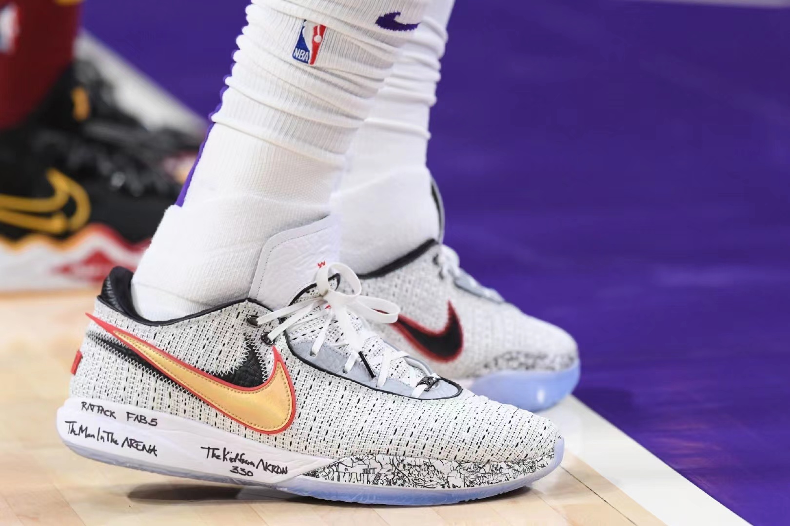 lebron21詹姆斯实战,lebron20新配色透气性