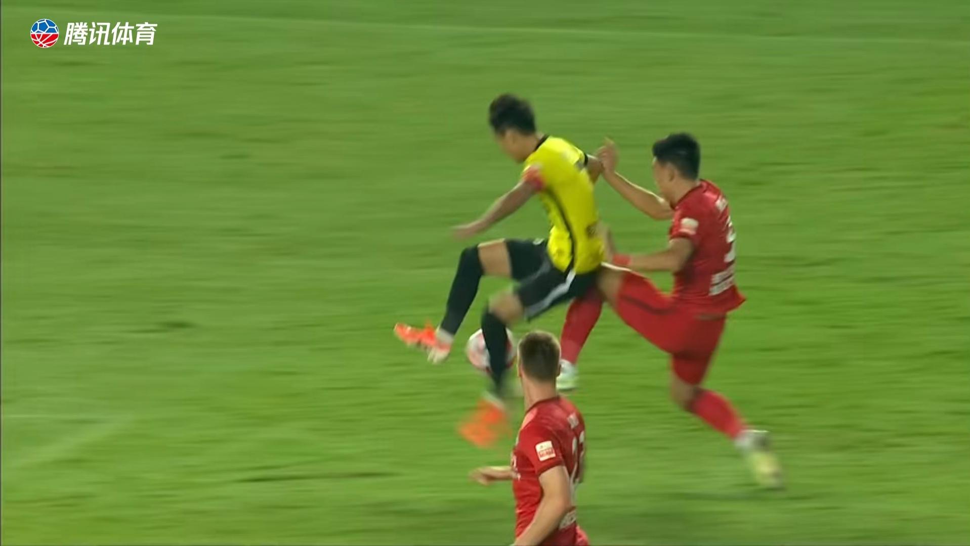 陈克强、吴少聪受伤流血，河南对阵广州上演精彩火爆的对攻大戏