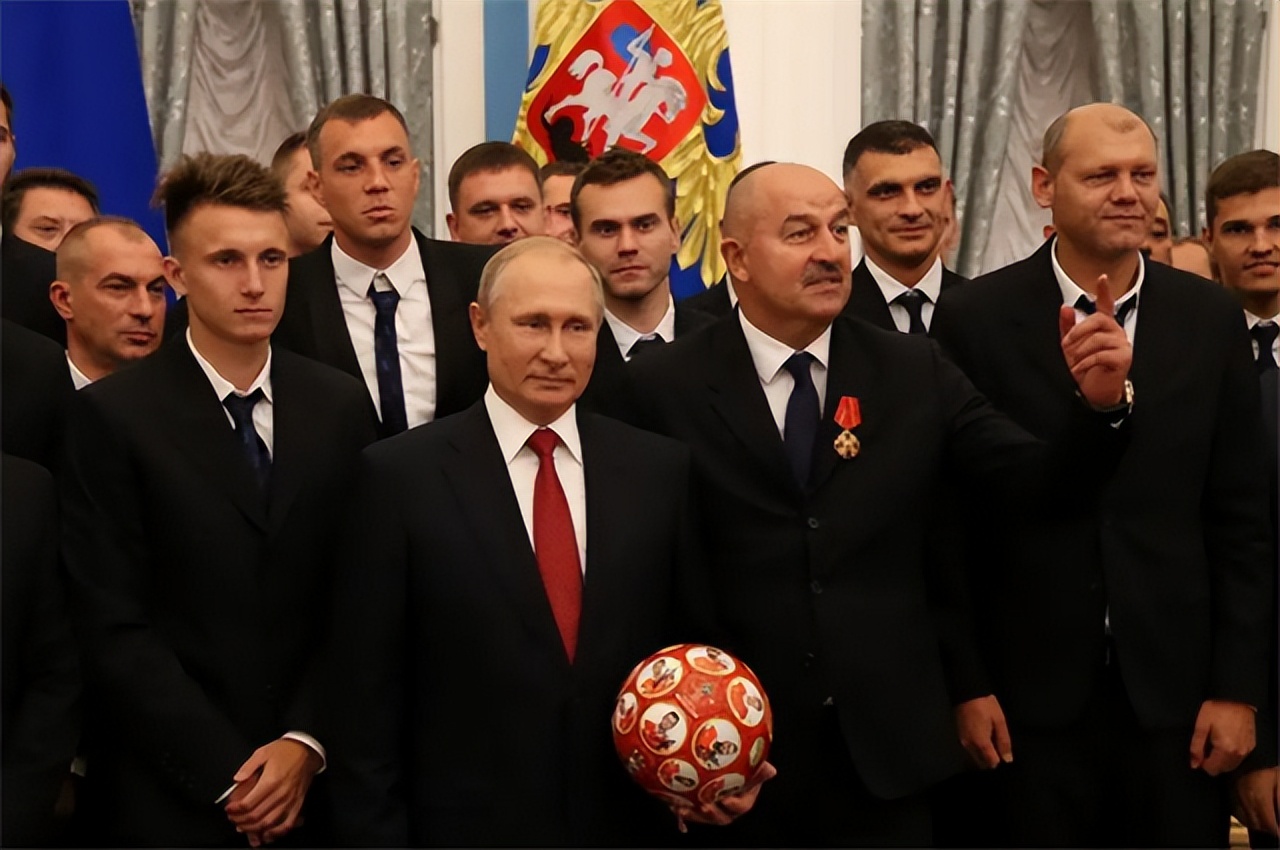 为什么普京走路右胳膊不摆动,普京为什么走路一个胳膊不动