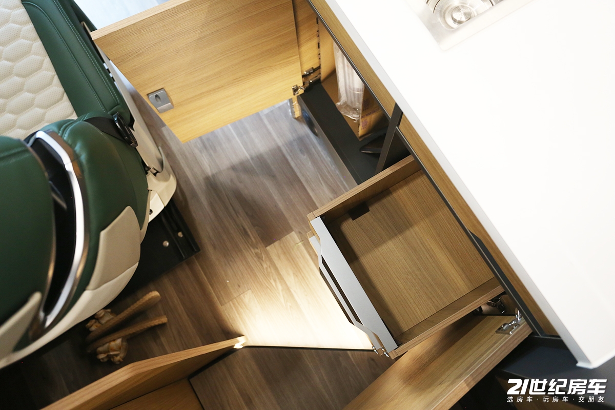 戴德房车urv2023款高配版,戴德云游C型大额头房车