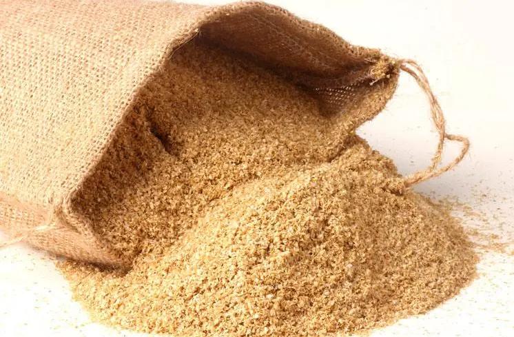 赤裸女子惨死菜地，*体下**被塞满杂草，警方靠一个米糠袋锁定真凶