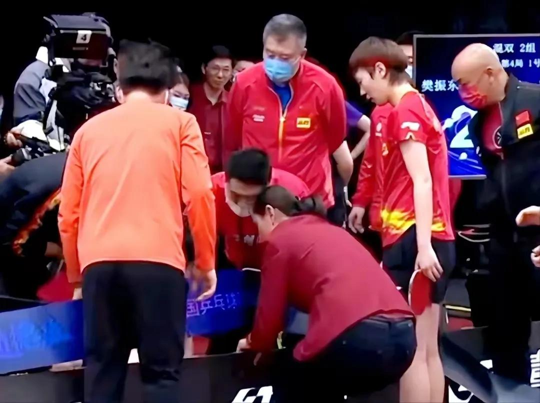 刘国梁安慰樊振东输给马龙,刘国梁赛后安慰孙颖莎视频