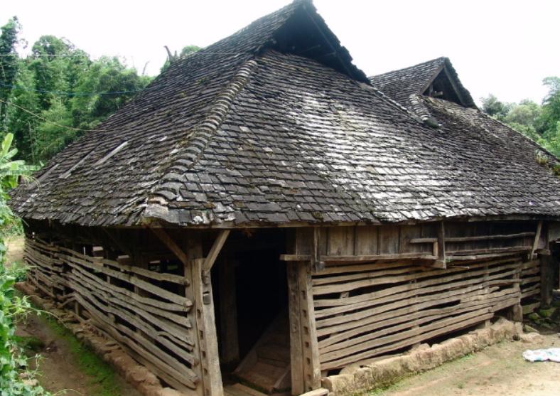 以“裸为美”部落，无论老少都下巴插木棍，这种陋习为啥还存在？