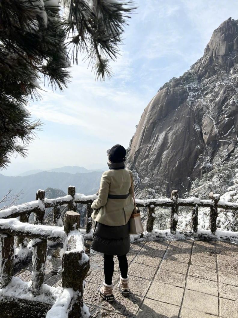 刘嘉玲红色运动衣穿搭,刘嘉玲同款西装格子外套