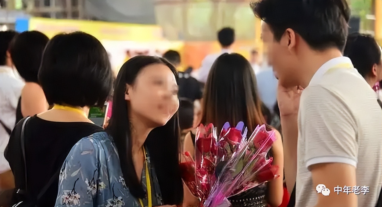 相亲离异女人怎样追求,相亲离异女生对你有意思的表现