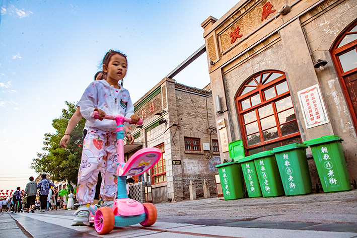 豫北老街体验市民夜生活，青年人摆地摊烟火气息浓，千年古城火了