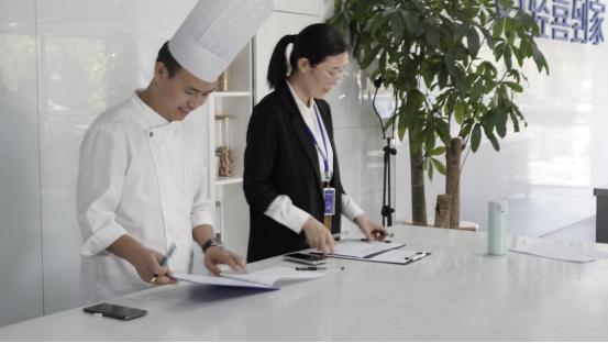 轻喜到家学月嫂学费多少钱,轻喜到家月嫂怎么样