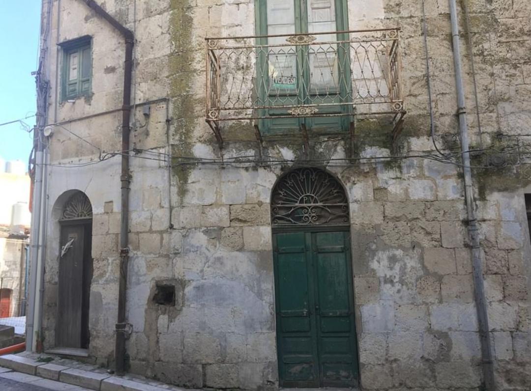 美国女子花35万买下二手房,女子在3年前花6.6元买下一栋房子