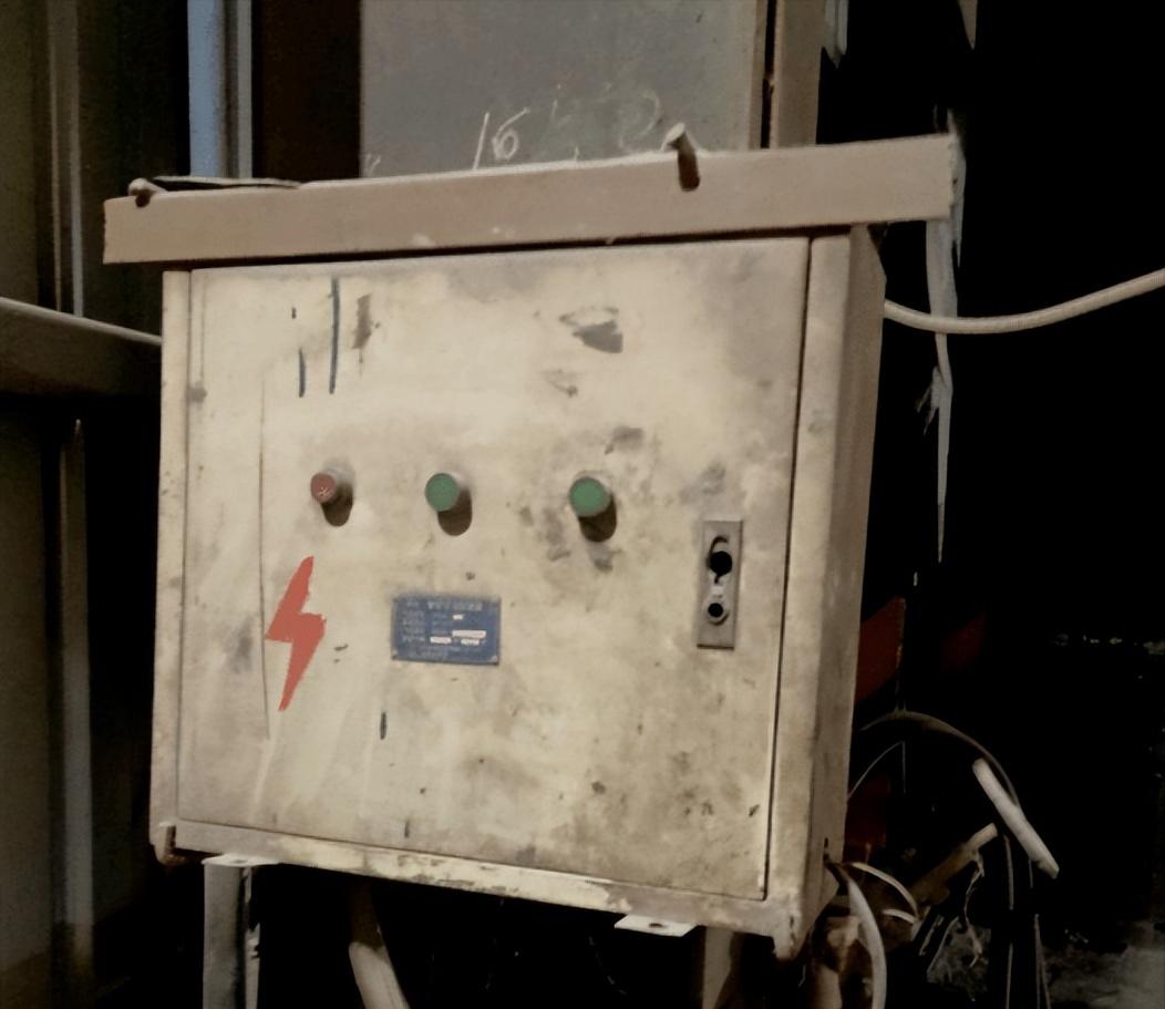 电工带电作业怎么保证安全,电工在带电作业时该如何断电接线