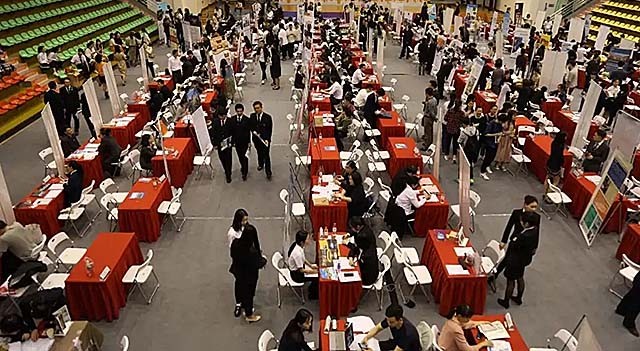 “三和大神”：每天混日结，为了口吃的，有人甚至会*身卖**份证