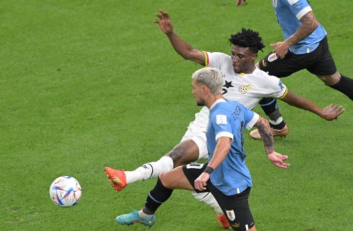 卡瓦尼击倒VAR设备,卡瓦尼赛后击倒var设备