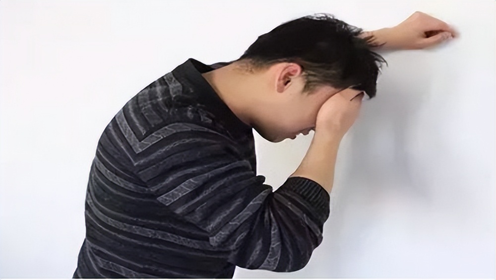 突然蹲下站起来头晕眼前一黑,蹲下突然起身头晕眼黑正常吗