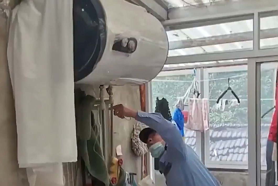 发现家里有蛇如何用雄黄驱蛇,头皮发麻女子胸口藏5条活蛇入境