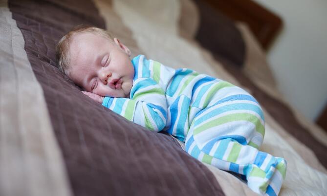 为什么有些宝宝特别爱趴着睡,为什么好多的宝宝都喜欢趴着睡