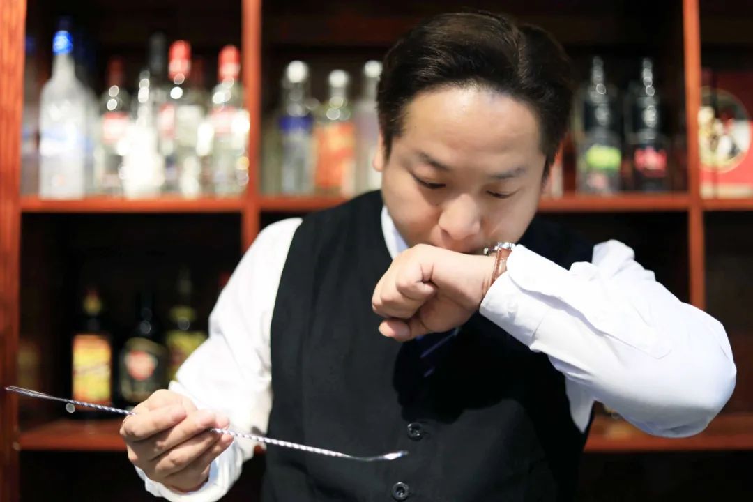 30岁跳出舒适圈改行学美业,学调酒入行