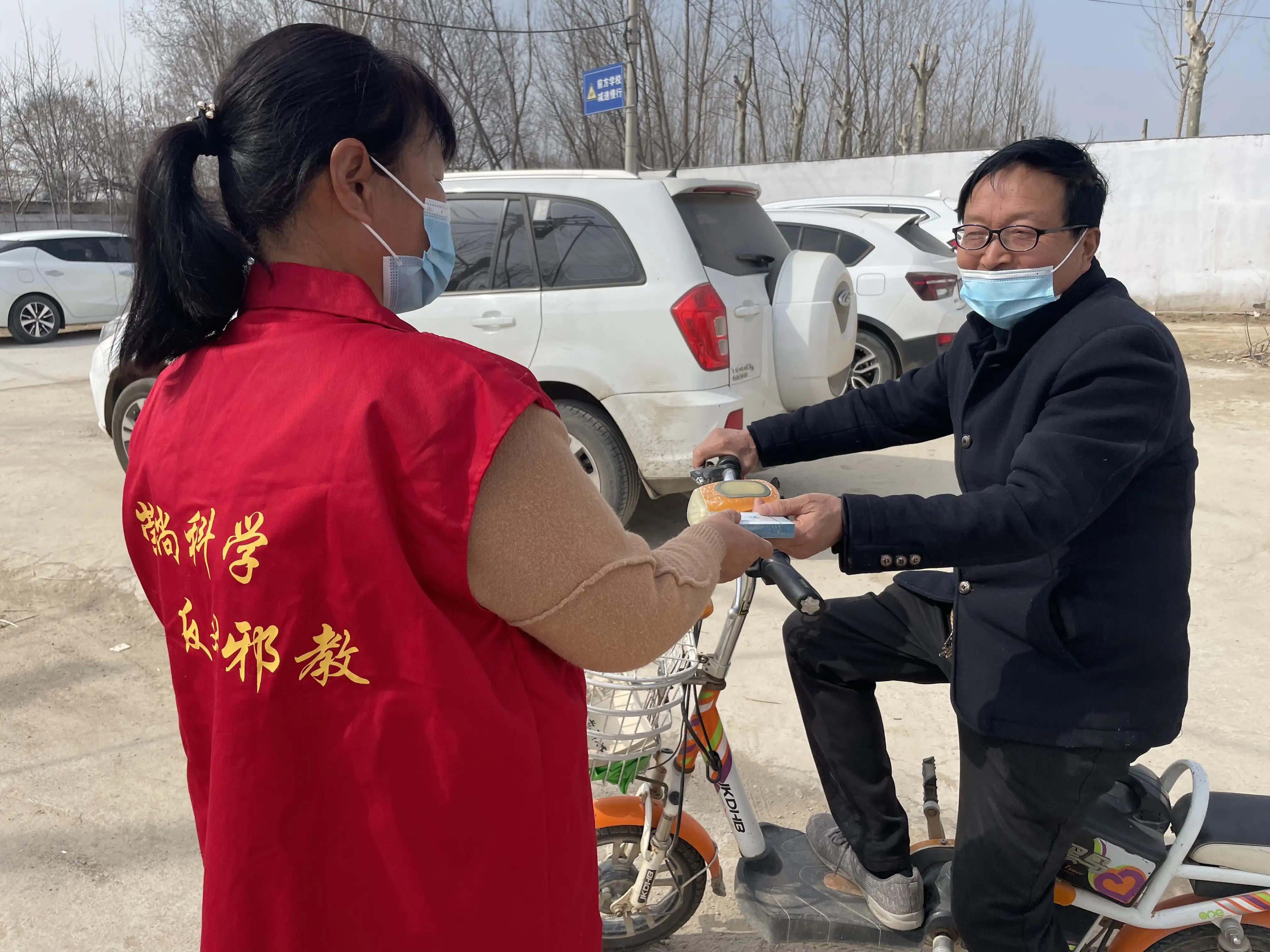 街道开展反邪教教育宣传活动,派出所走进社区开展反邪教宣传