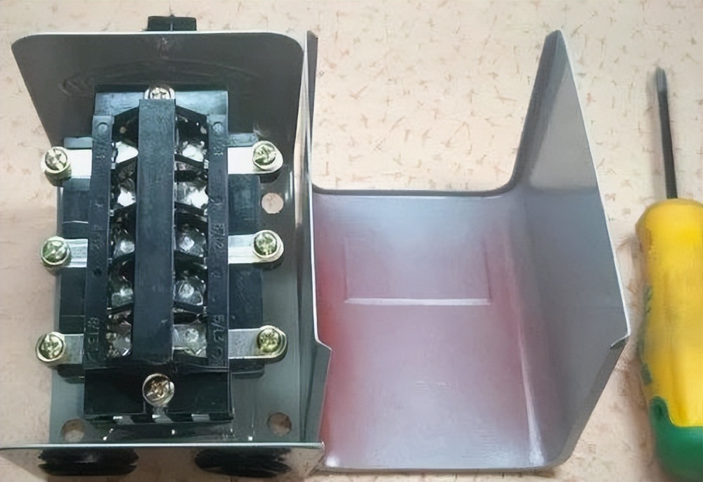 三相倒顺开关怎么接两相电,三相改二相倒顺开关接线图