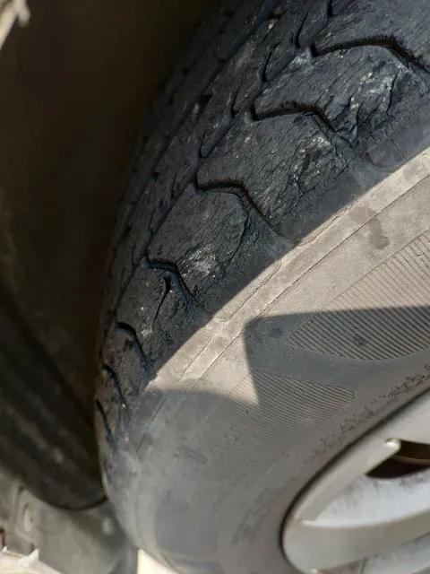 家用汽车轮胎几年换一次比较好,汽车轮胎5年了4s店要求更换