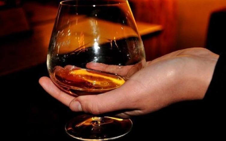 威士忌与白兰地的喝法一样吗,威士忌和白兰地调酒区别