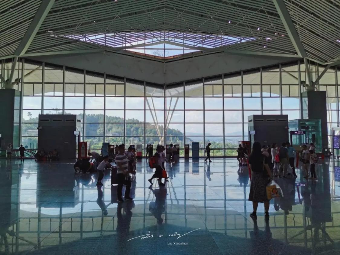 飞机上能带多大的拉杆行李箱?好多朋友不清楚,还很可能花冤枉钱