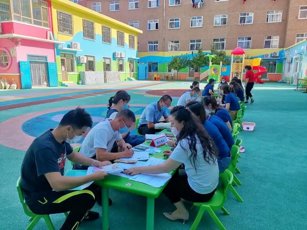 上海妈妈为儿子，出轨名校领导，骂丈夫每月工资2万，给自己丢人