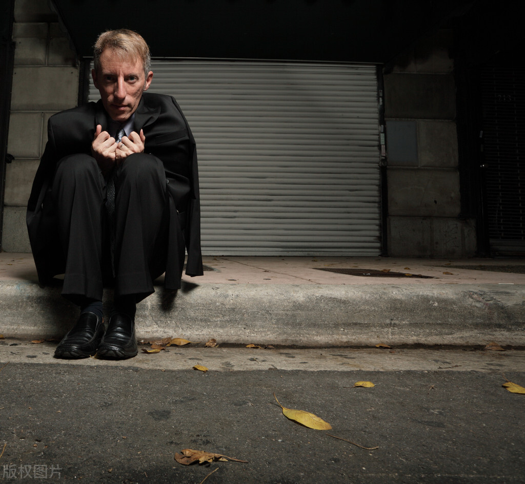 流浪女的独居生活视频,流浪女孩的一天