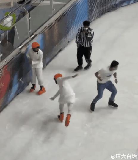 “不小心把饭卡落在女浴室后....”哈哈哈哈哈这是什么名场面